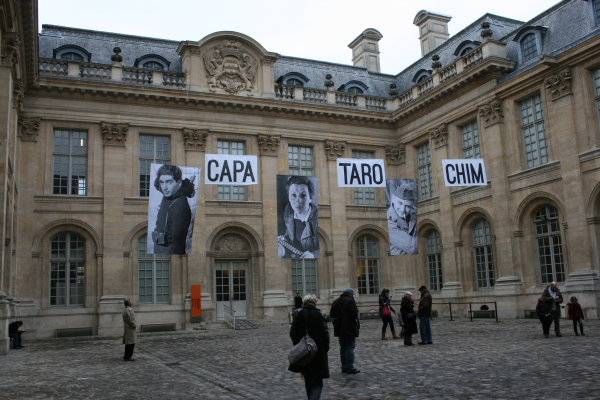 パリの「ユダヤ美術・歴史博物館」でいま開催されている展覧会『メキシコの鞄』の会場中庭。