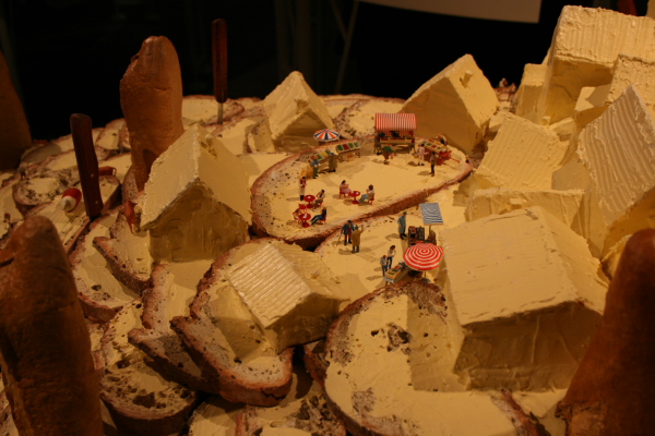 フランスパンにバターをたっぷり塗った「雪山」をイメージしたインスタレーションが可愛い！！